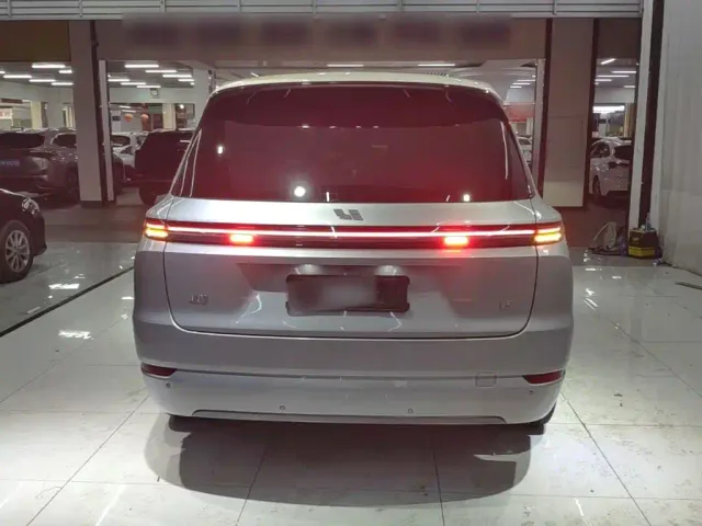 Li Auto L9 — Фото автомобиля 5