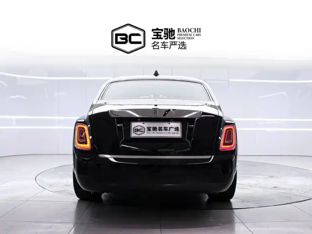 Rolls-Royce Phantom — Фото автомобиля 4