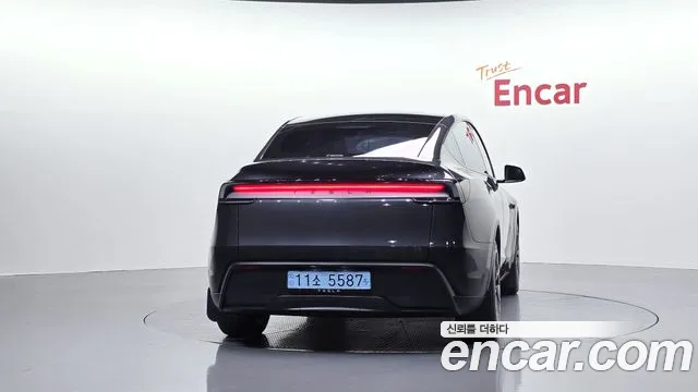 Tesla Model Y — Фото автомобиля 3