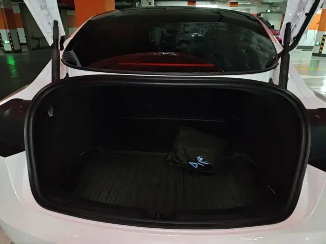 Tesla Model 3 — Фото автомобиля 20