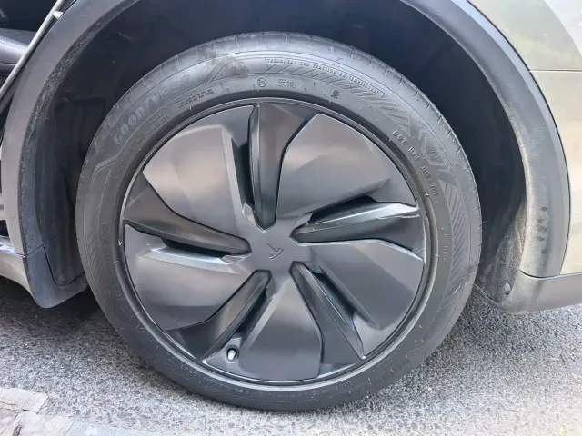 Tesla Model Y — Фото автомобиля 16
