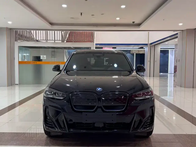 BMW iX3 — Фото автомобиля 2