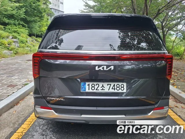 Kia Carnival Generation 4 — Фото автомобиля 4