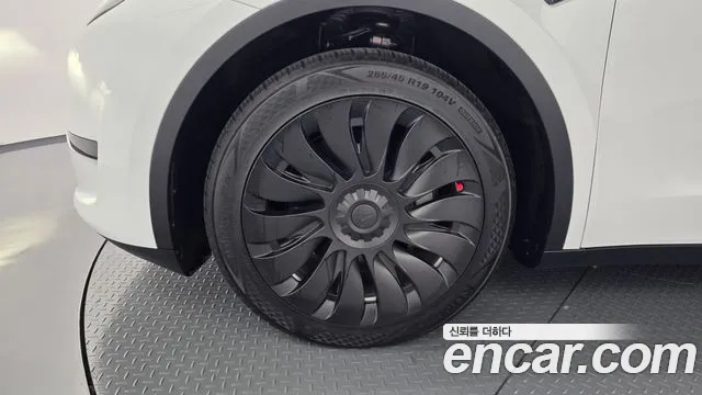 Tesla Model Y — Фото автомобиля 5