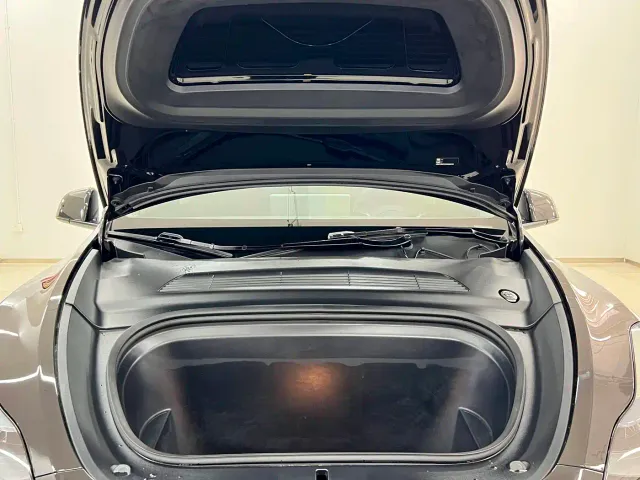 Tesla Model Y — Фото автомобиля 13