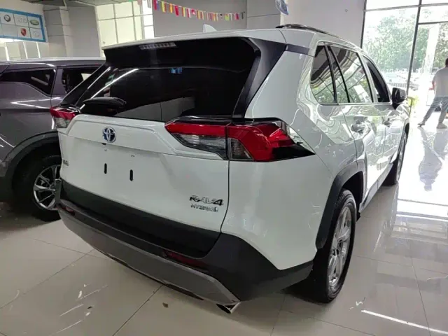 Toyota RAV4 — Фото автомобиля 6