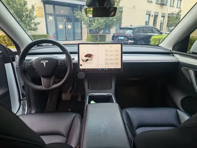 Tesla Model Y — Фото автомобиля 14