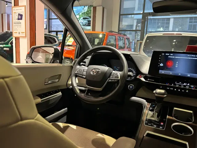 Toyota Sienna — Фото автомобиля 20