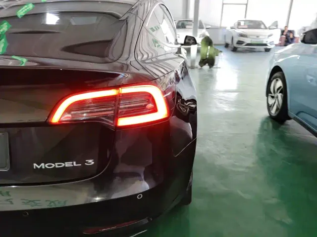 Tesla Model 3 — Фото автомобиля 23