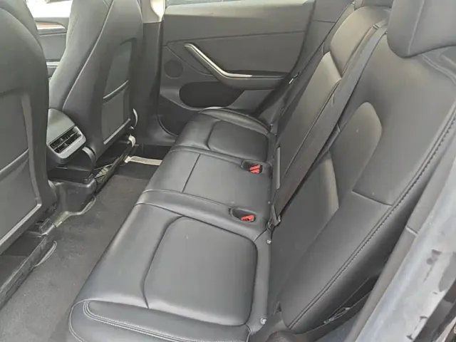 Tesla Model Y — Фото автомобиля 12