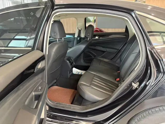 Volkswagen Passat — Фото автомобиля 12