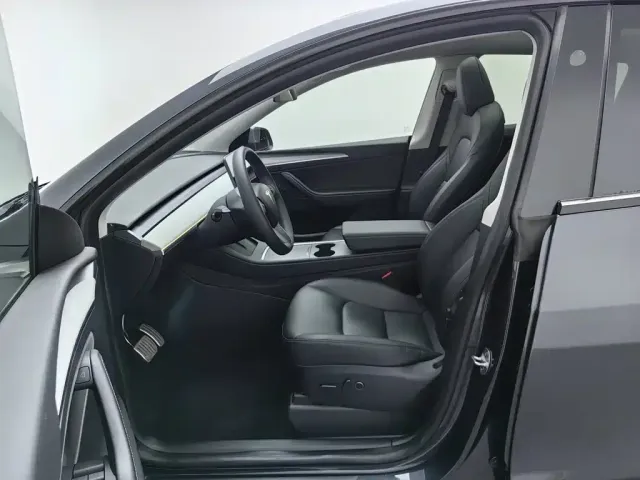 Tesla Model Y — Фото автомобиля 10