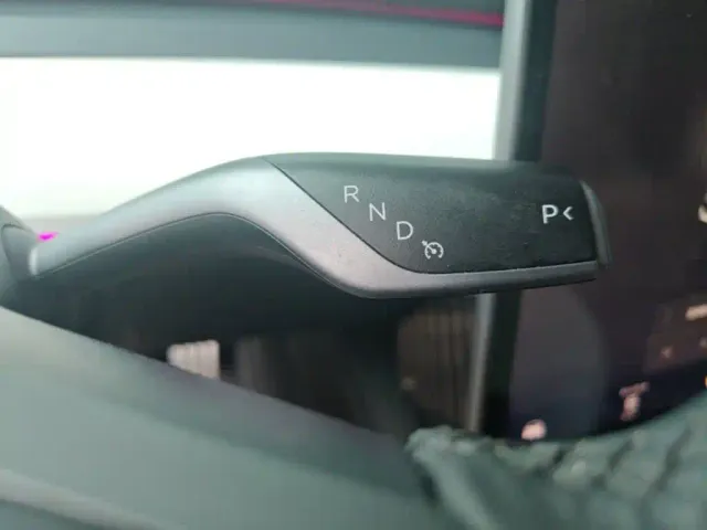 Tesla Model 3 — Фото автомобиля 13
