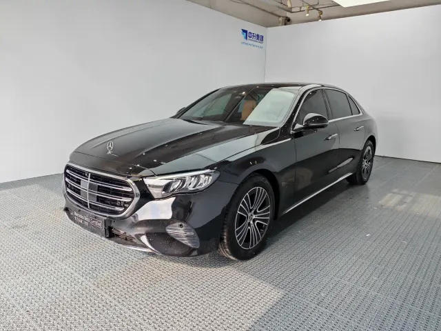 Фотография автомобиля — Mercedes-Benz E-Class