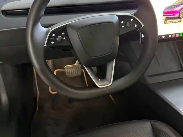 Tesla Model 3 — Фото автомобиля 9
