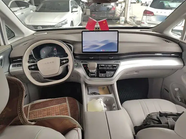 Roewe iMAX8 — Фото автомобиля 9