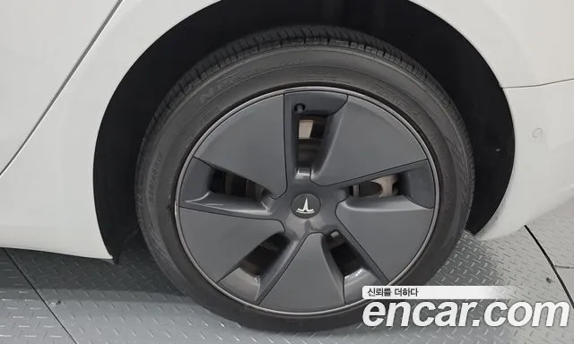 Tesla Model 3 — Фото автомобиля 6