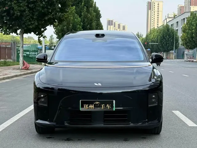 Li Auto i8 — Фото автомобиля 2