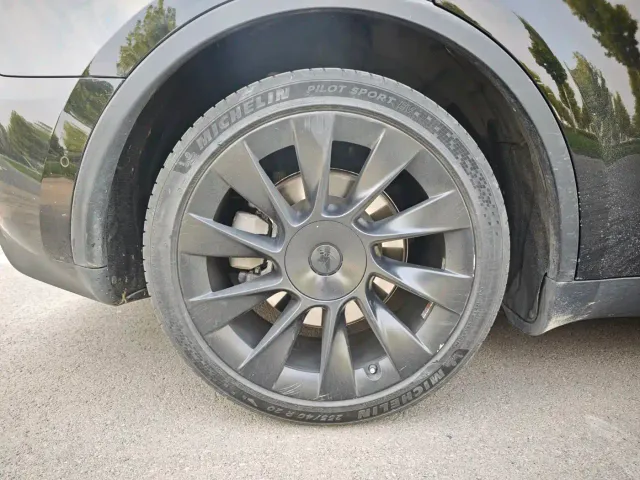 Tesla Model Y — Фото автомобиля 13