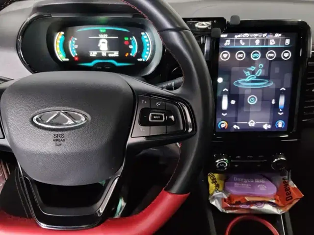 QQ New Energy Little Ant 2022 Facelift Sweet Edition Half Sugar NMC 30.6kWh 30kW 301km — Фото автомобиля 12