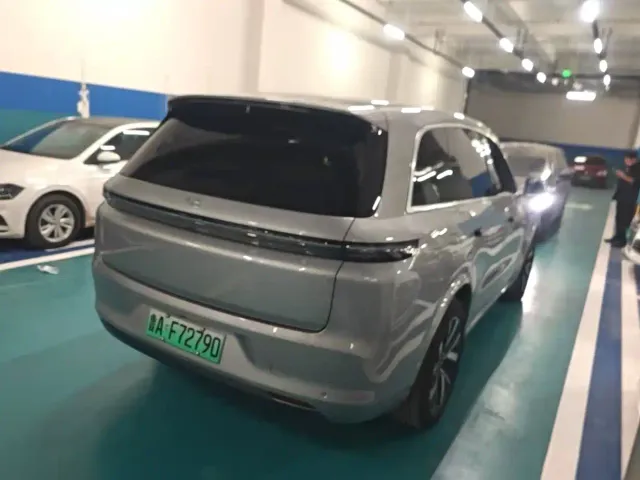 Li Auto L8 — Фото автомобиля 9