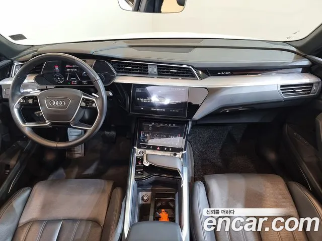 Audi e-tron — Фото автомобиля 7