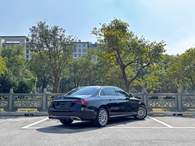 Mercedes-Benz E-Class — Фото автомобиля 4