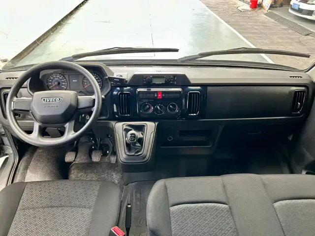 Iveco Iveco Daily 2023 2.5T V40 Van Long Wheelbase Medium Roof Dual Tire Sliding Door 2-3 Seats — Фото автомобиля 8