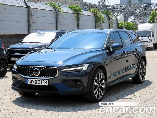 Вольво V60 V60 Cross Country 2 поколение B5 Ultimate AWD — Фото автомобиля 2