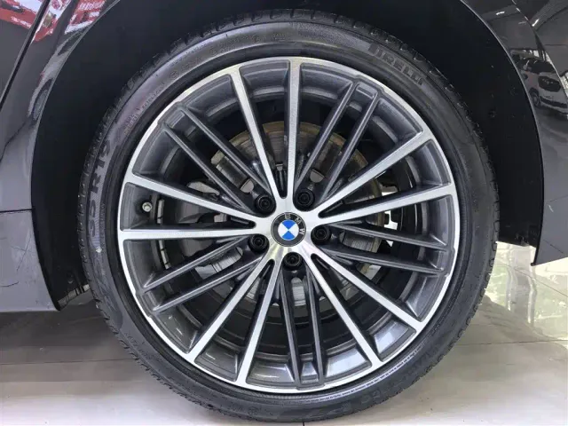 BMW 5 Series — Фото автомобиля 8