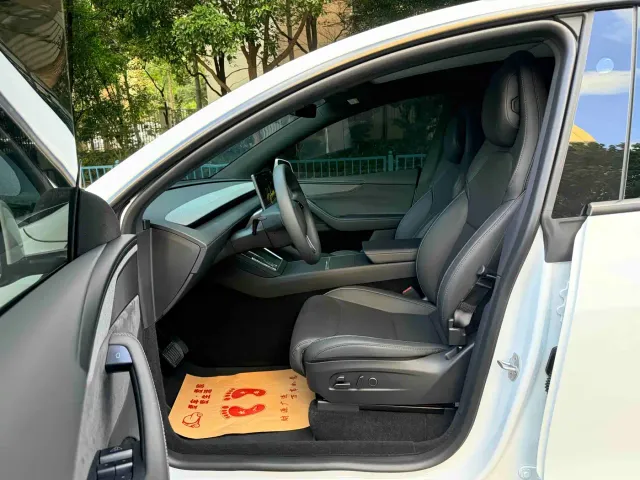 Tesla Model Y L — Фото автомобиля 7