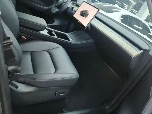 Tesla Model Y — Фото автомобиля 19