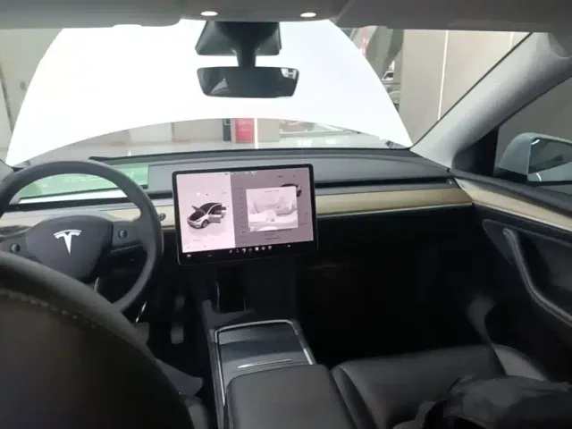 Tesla Model Y — Фото автомобиля 17