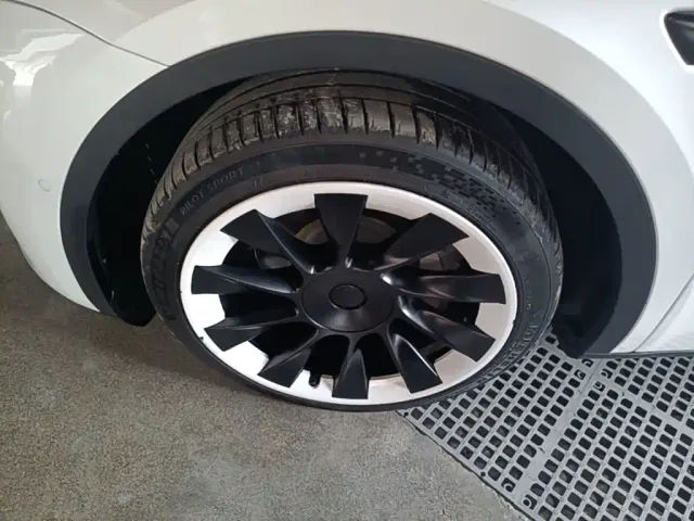 Tesla Model Y — Фото автомобиля 22