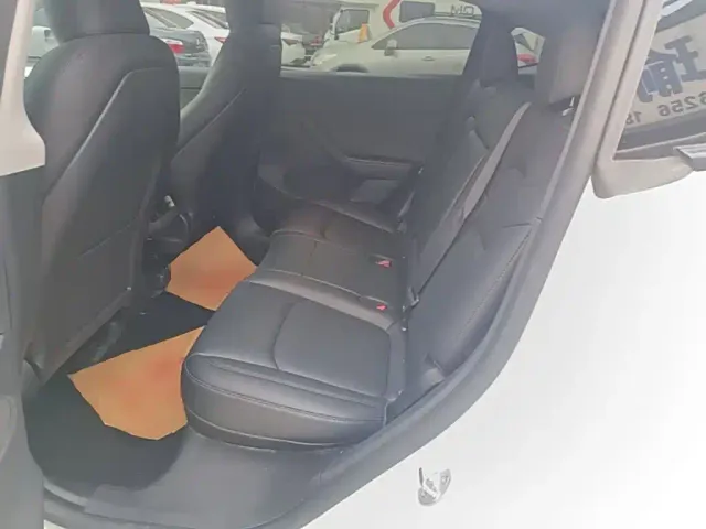 Tesla Model Y — Фото автомобиля 16