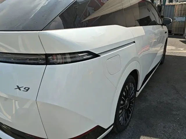 Xpeng X9 — Фото автомобиля 7