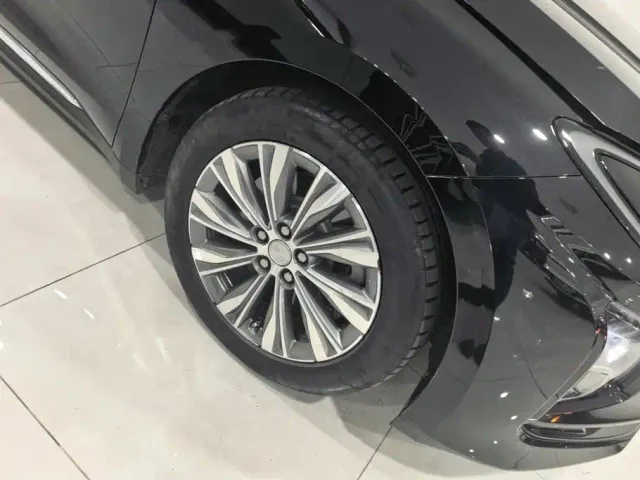 Hongqi E-QM5 — Фото автомобиля 6