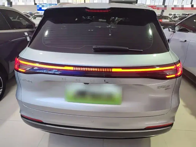 Geely Galaxy Starship 7 EM-i — Фото автомобиля 5