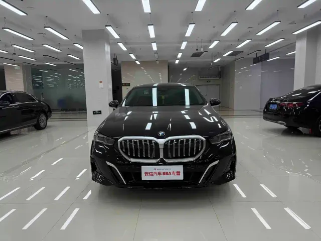 BMW 5 Series — Фото автомобиля 2