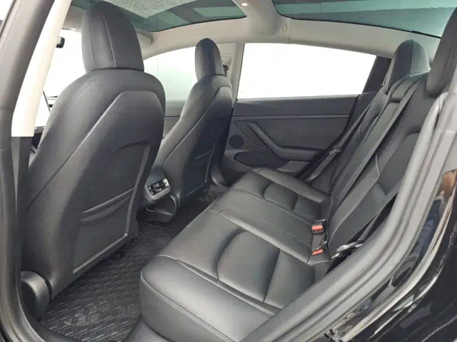 Tesla Model 3 — Фото автомобиля 11