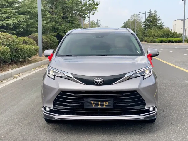 Toyota Sienna — Фото автомобиля 2