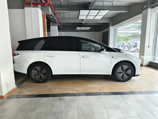 Li Auto i8 — Фото автомобиля 8
