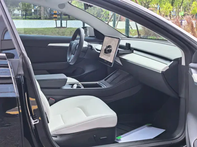 Tesla Model 3 — Фото автомобиля 12