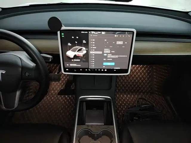 Tesla Model Y — Фото автомобиля 12