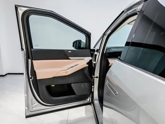 Xpeng X9 — Фото автомобиля 8