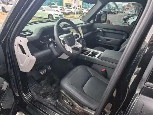 Land Rover Defender — Фото автомобиля 8