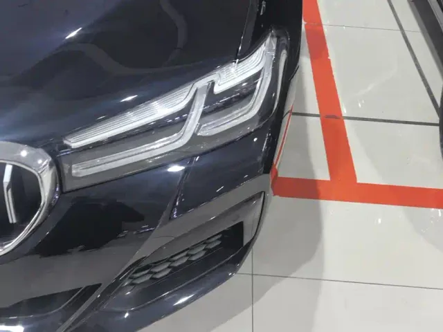 BMW 5 Series — Фото автомобиля 5