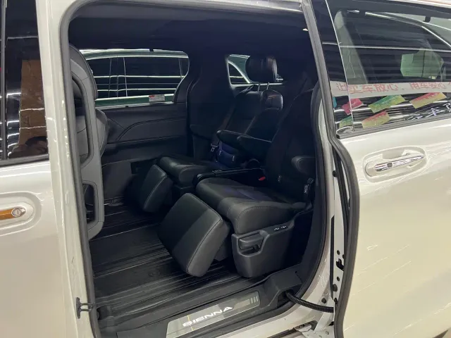 Toyota Sienna — Фото автомобиля 4