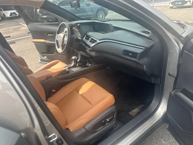 Lexus UX — Фото автомобиля 5