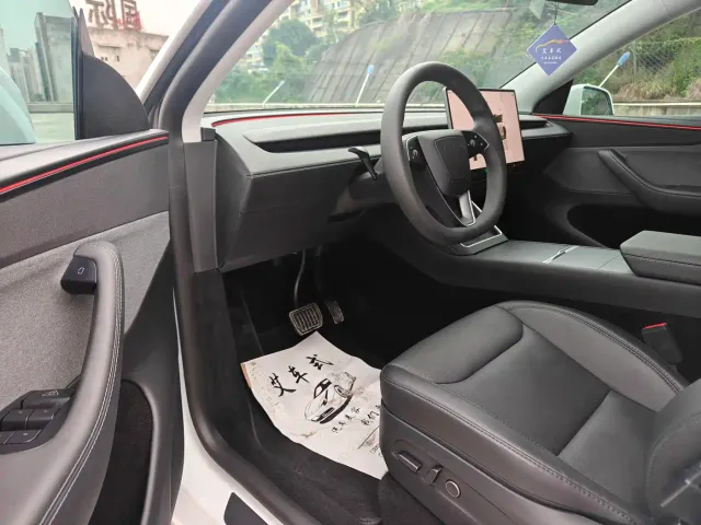 Tesla Model Y — Фото автомобиля 13